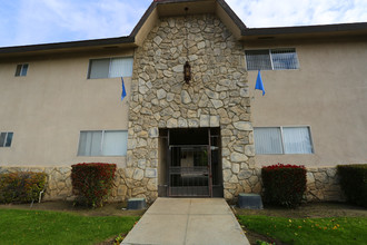 The Plaza in Bakersfield, CA - Building Photo - Building Photo