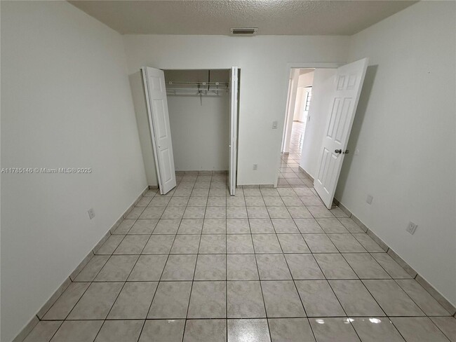 6652 W 22nd Ct in Hialeah, FL - Foto de edificio - Building Photo