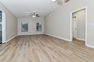 336 Shorewood Dr in Tavares, FL - Foto de edificio - Building Photo