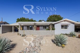 2020 W Pershing Ave in Phoenix, AZ - Building Photo