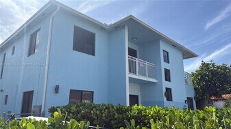 900 SW 43rd Ave in Miami, FL - Building Photo