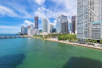 801 Brickell Key Blvd, Unit 2707 in Miami, FL - Foto de edificio - Building Photo