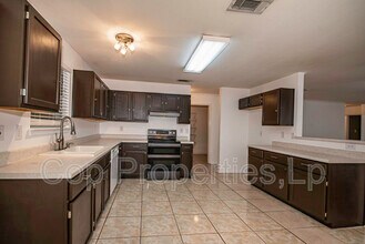 7127 Still Holw Dr in San Antonio, TX - Building Photo - Building Photo