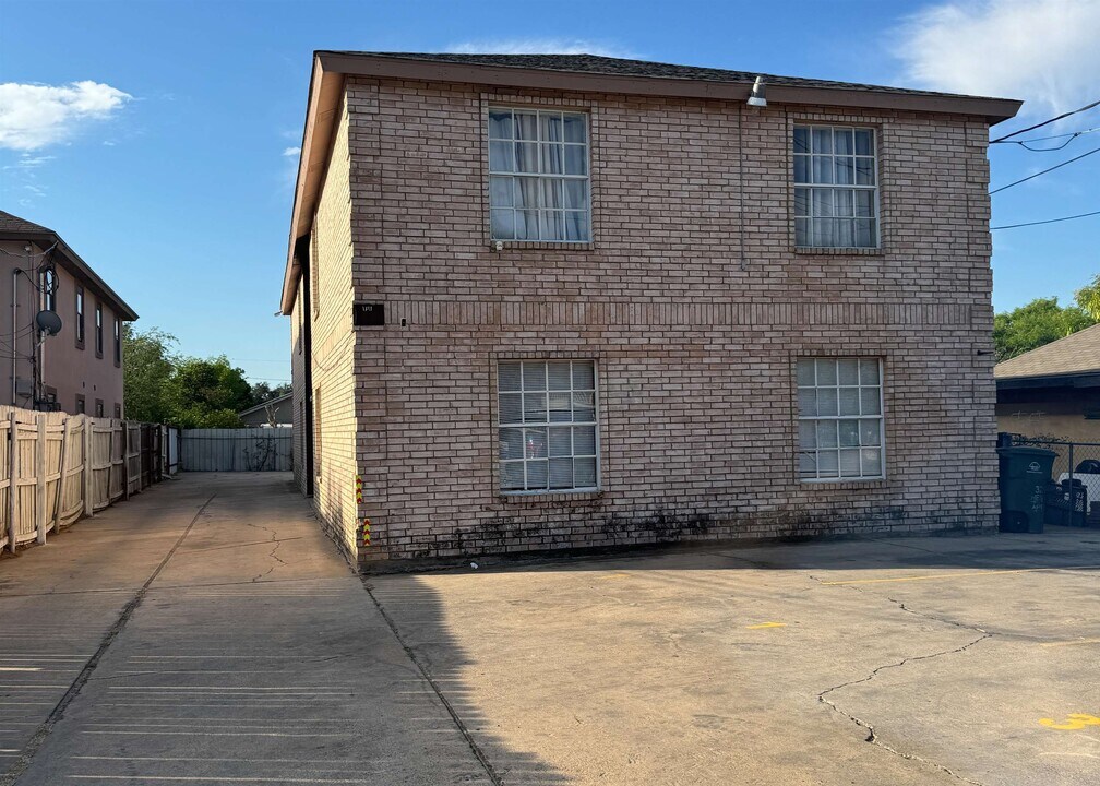 3205 Chestnut St in Laredo, TX - Building Photo