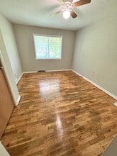 902 Vincent Ct in Lansing, MI - Foto de edificio - Building Photo