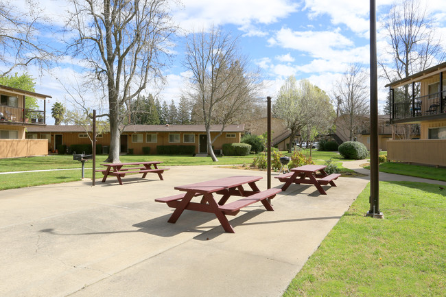 Garden Club Apartments in Sacramento, CA - Foto de edificio - Building Photo