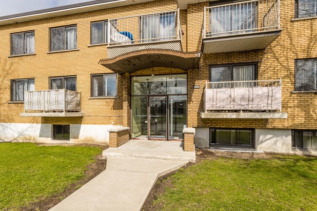 2275 De La Côte-Vertu Boul in Montréal, QC - Building Photo - Building Photo