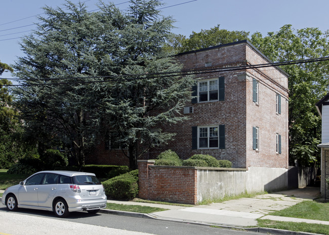 43 N Forest Ave in Rockville Centre, NY - Building Photo - Building Photo