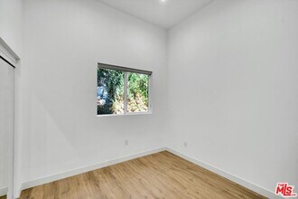 19545 San Jose St in Los Angeles, CA - Foto de edificio - Building Photo