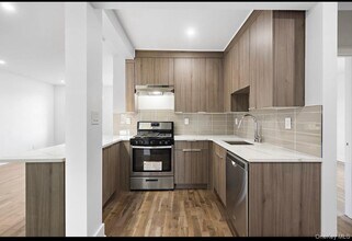 40-05 Ithaca St in Queens, NY - Building Photo - Building Photo