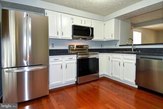 1545 Woodcrest Dr in Reston, VA - Building Photo - Building Photo