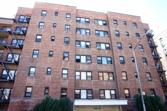 14336 Barclay Ave in Flushing, NY - Building Photo - Building Photo