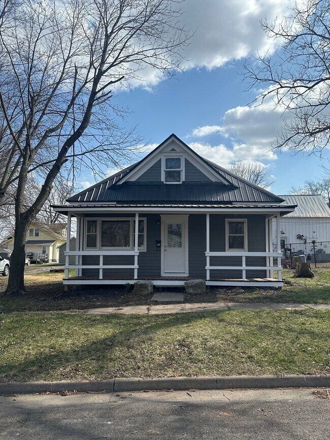 615 Dakota St in Sabetha, KS - Foto de edificio - Building Photo
