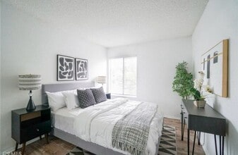 8801 Independence Ave in Los Angeles, CA - Building Photo - Building Photo