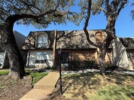12513 Burninglog Ln in Dallas, TX - Building Photo
