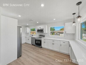 4605 N John Bell Jr Dr in Tampa, FL - Building Photo - Building Photo