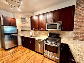 228 1st St, Unit 2B in Jersey City, NJ - Foto de edificio - Building Photo