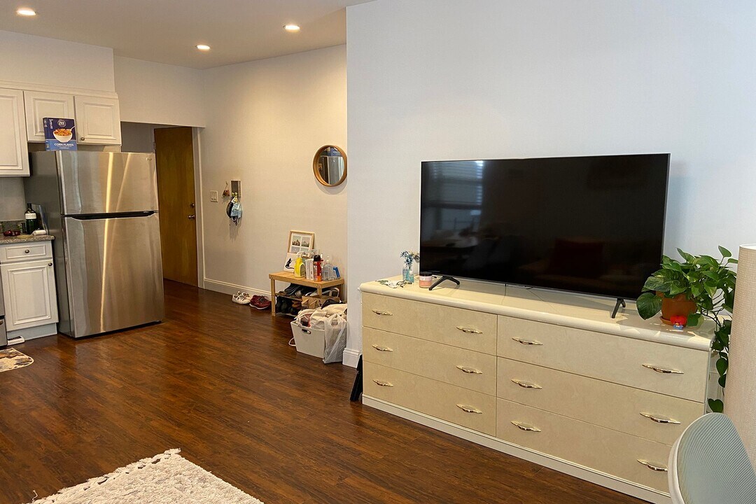 59 Louisa St in Brooklyn, NY - Building Photo