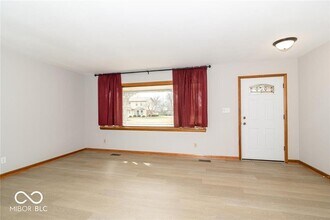 223 Carlin Dr in Carmel, IN - Foto de edificio - Building Photo