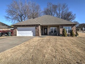 2500 Highwood Pl in Claremore, OK - Building Photo