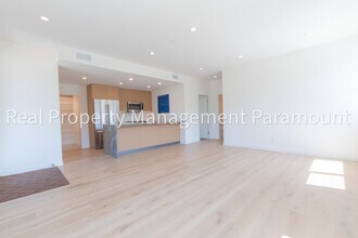 1542 N Hoover St in Los Angeles, CA - Building Photo - Building Photo