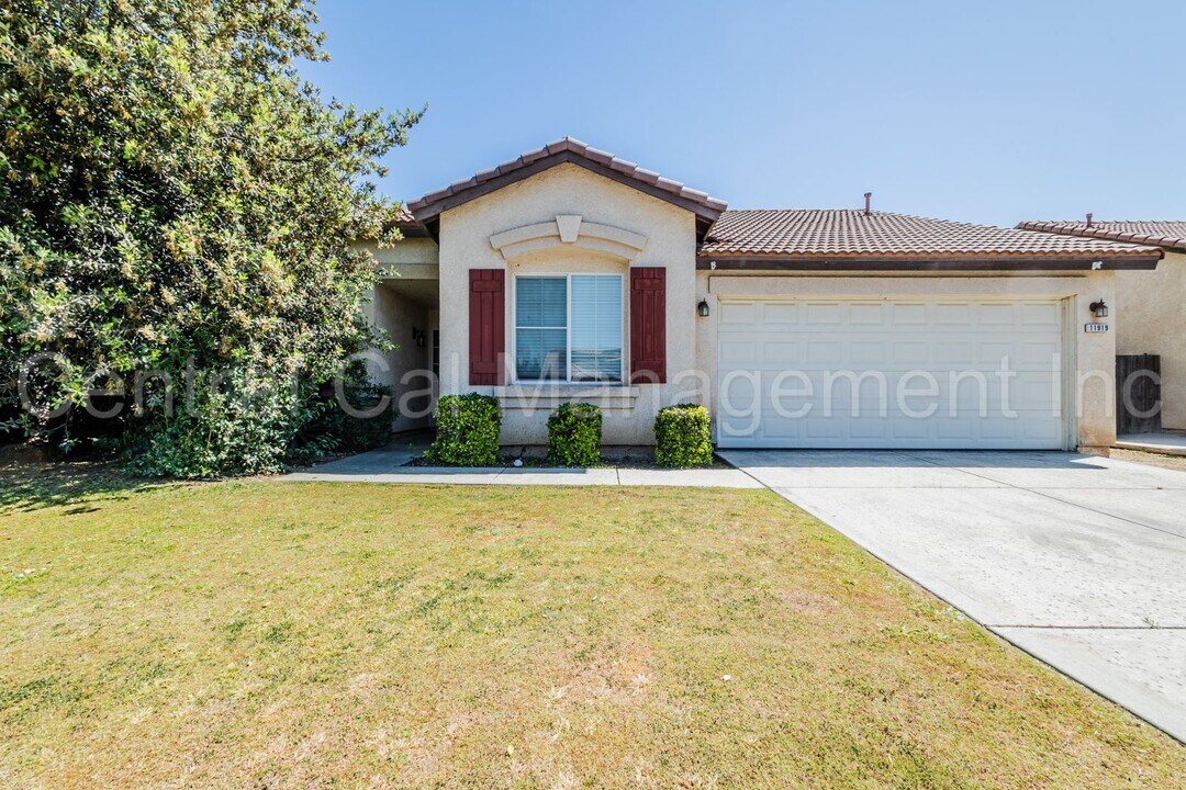 11919 Stratosphere Ave in Bakersfield, CA - Building Photo