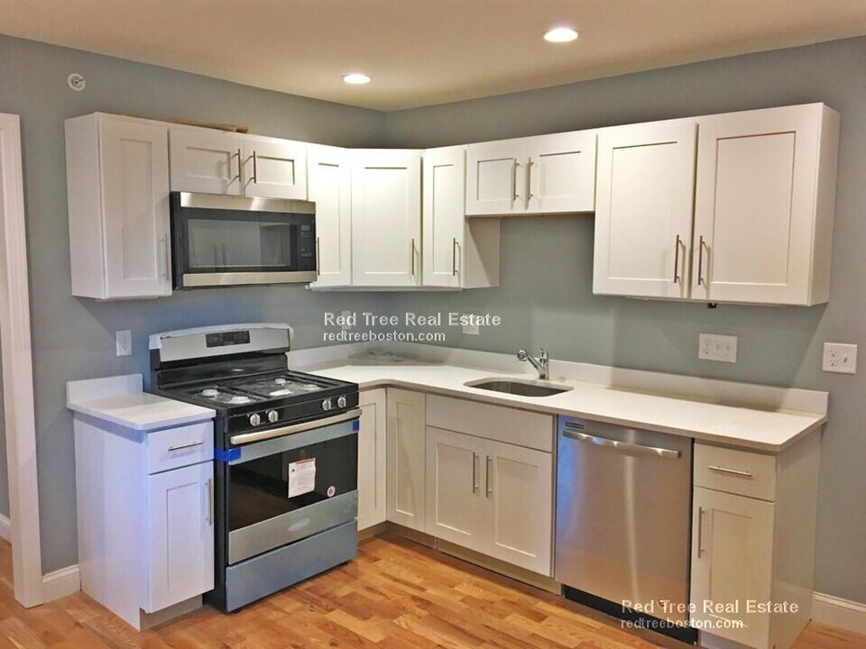 31 Bacon St in Watertown, MA - Building Photo