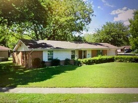 112 SW Murphy Rd in Burleson, TX - Building Photo