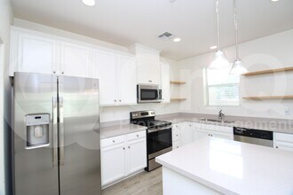 14870 W Encanto Blvd in Goodyear, AZ - Foto de edificio - Building Photo