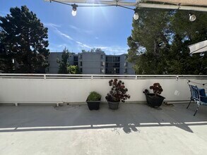 650 Kelton Ave, Unit 301 in Los Angeles, CA - Foto de edificio - Building Photo