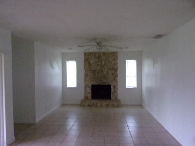 513 SE Crosspoint Dr in Port St. Lucie, FL - Building Photo - Building Photo