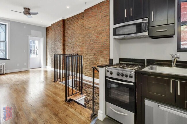 246 Mott St in New York, NY - Building Photo - Building Photo