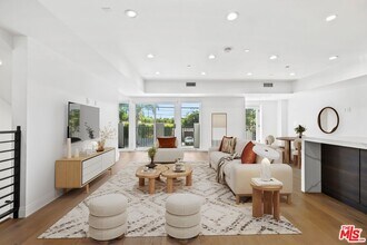 7365 Waring Ave in Los Angeles, CA - Building Photo - Building Photo