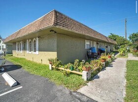 581 Kathy Ln in Margate, FL - Building Photo