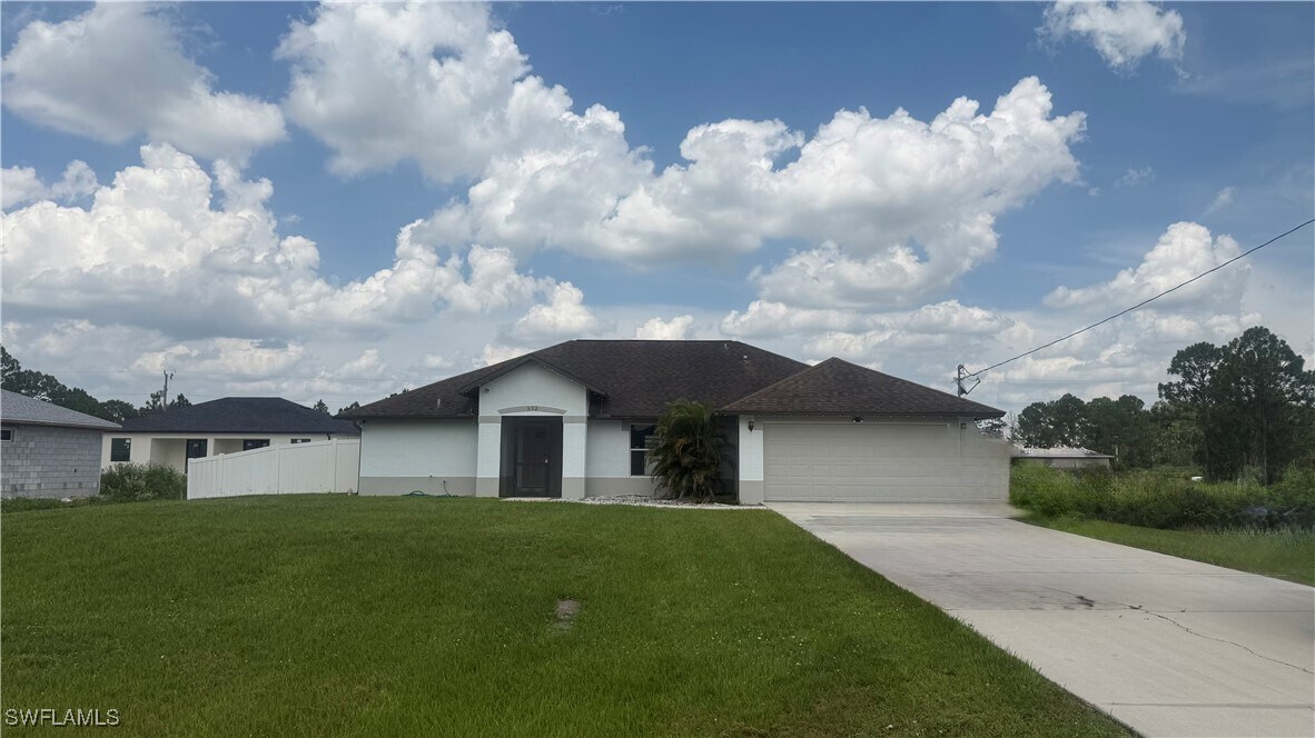 833 Eisenhower Blvd in Lehigh Acres, FL - Foto de edificio
