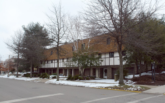 VINFRED COURT APARTMENTS in Oakmont, PA - Building Photo - Building Photo