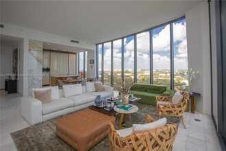 2821 S Bayshore Dr, Unit 20D in Miami, FL - Building Photo - Building Photo