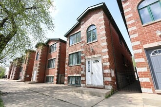 2708 W 37th Plz, Unit 1 in Chicago, IL - Building Photo - Building Photo