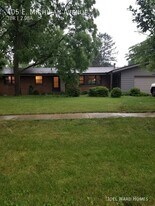405 E Michigan Ave in Urbana, IL - Building Photo