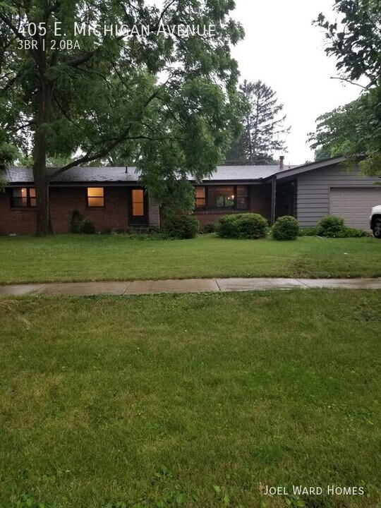 405 E Michigan Ave in Urbana, IL - Foto de edificio