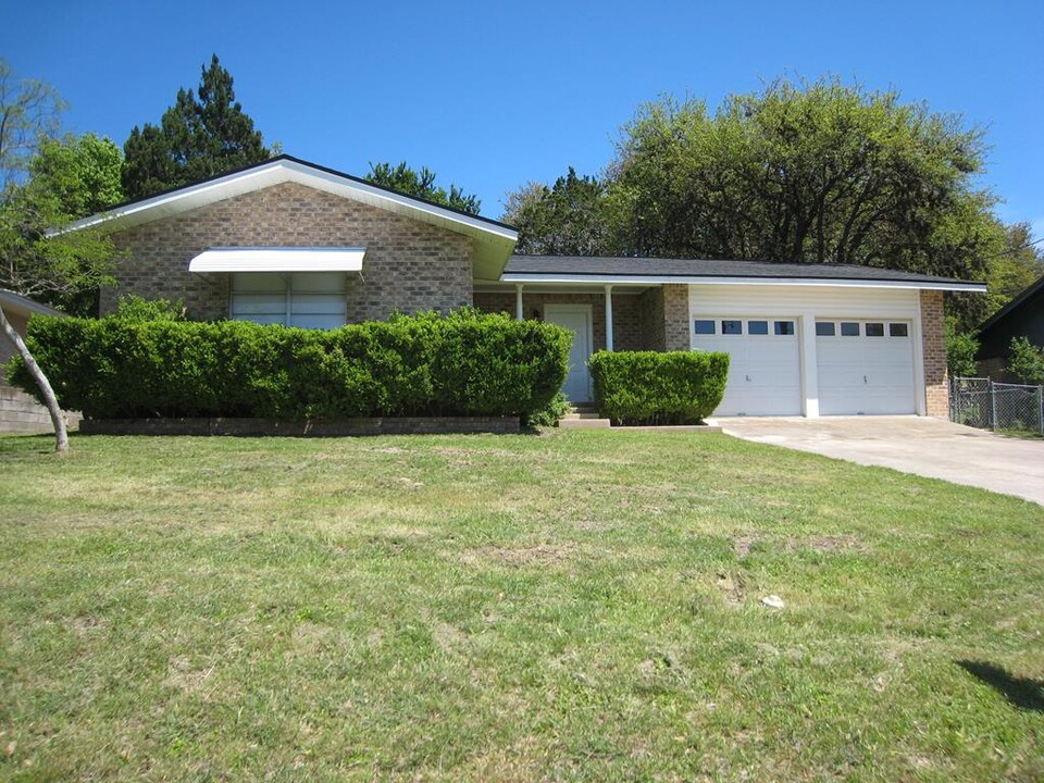 1002 Barbara Ann St in Kerrville, TX - Building Photo