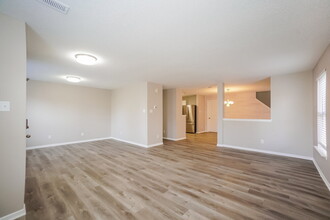 13341 All American Rd in Fishers, IN - Foto de edificio - Building Photo