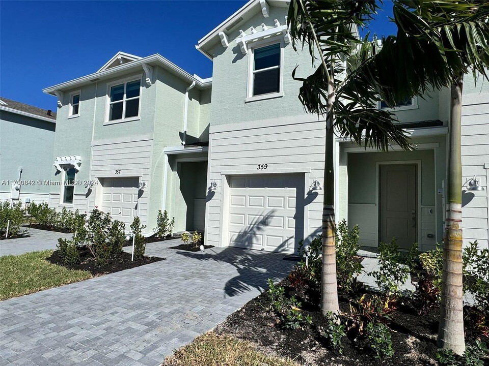 359 SE Crossoak Ln in Port St. Lucie, FL - Building Photo