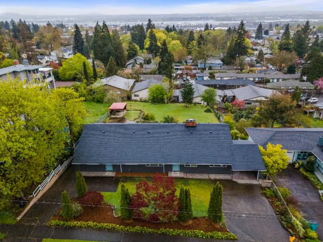 property at 2615 E McLoughlin Blvd