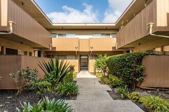 10327 Downey Ave. in Downey, CA - Foto de edificio - Building Photo