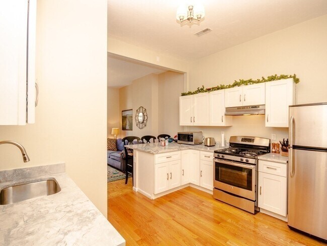 231 W 5th St, Unit 2 in Boston, MA - Building Photo - Building Photo