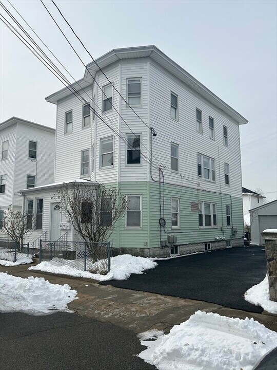 40 Larch St in Pawtucket, RI - Building Photo