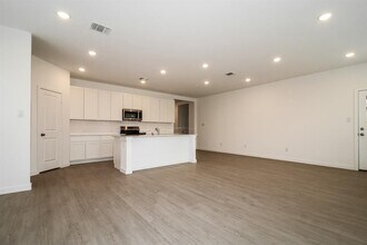 1912 Ponderosa Pne Ln in Oklahoma City, OK - Building Photo - Building Photo