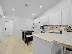 11065 NW 38th Pl in Sunrise, FL - Building Photo - Building Photo