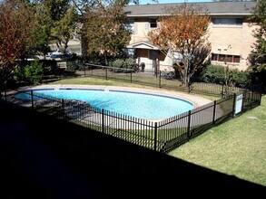 1230 Shadowdale Dr in Houston, TX - Building Photo - Building Photo